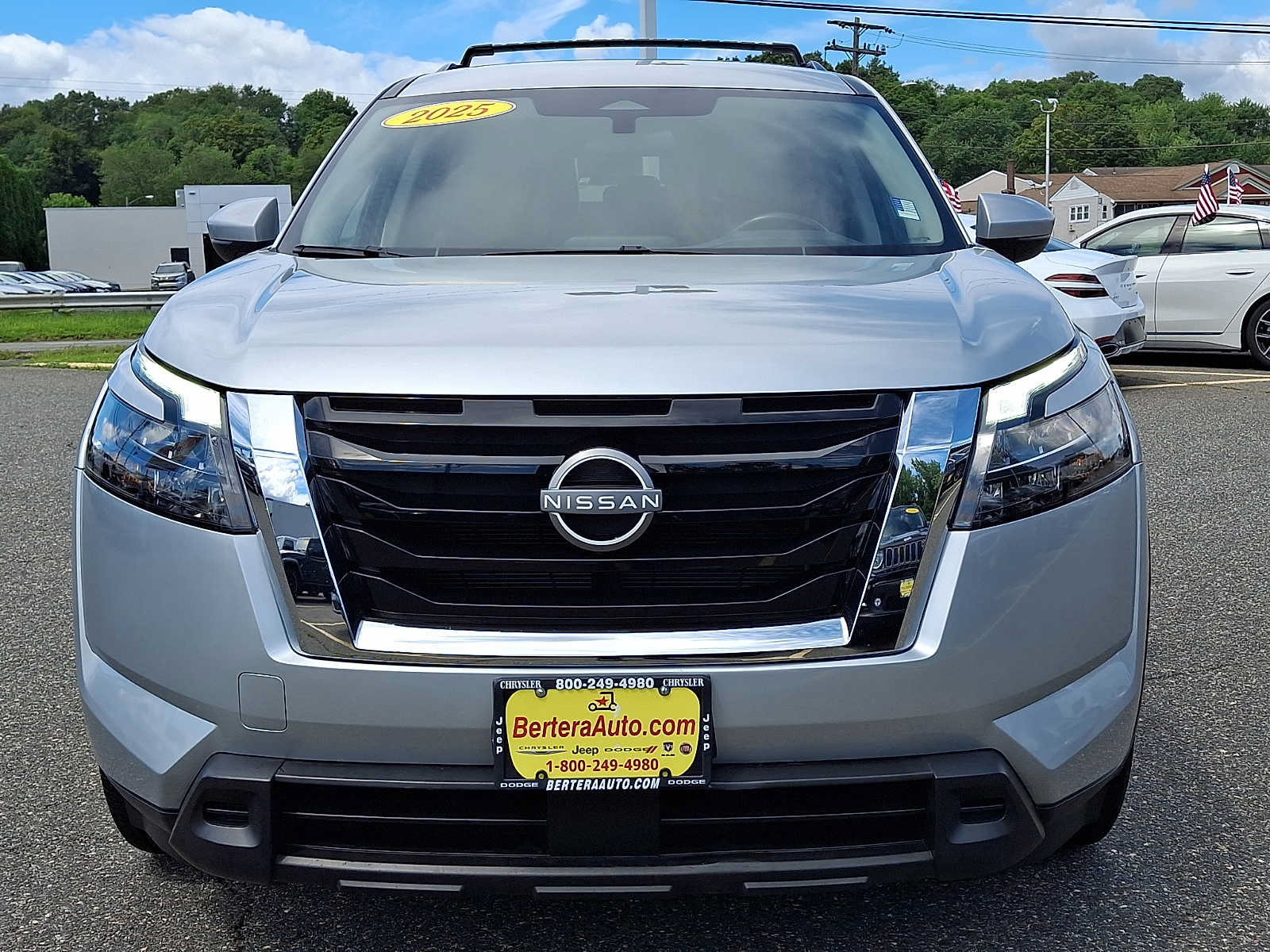 Used 2025 Nissan Pathfinder SV AWD/4WD image 2