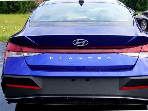 New 2024 Hyundai Elantra SE image 5