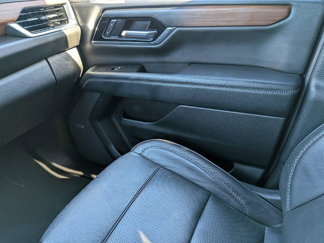 Used 2025 GMC Yukon XL Denali AWD/4WD image 17