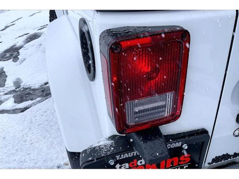 Used 2017 Jeep Wrangler Unlimited Sahara w/ LED Lighting Group image 28