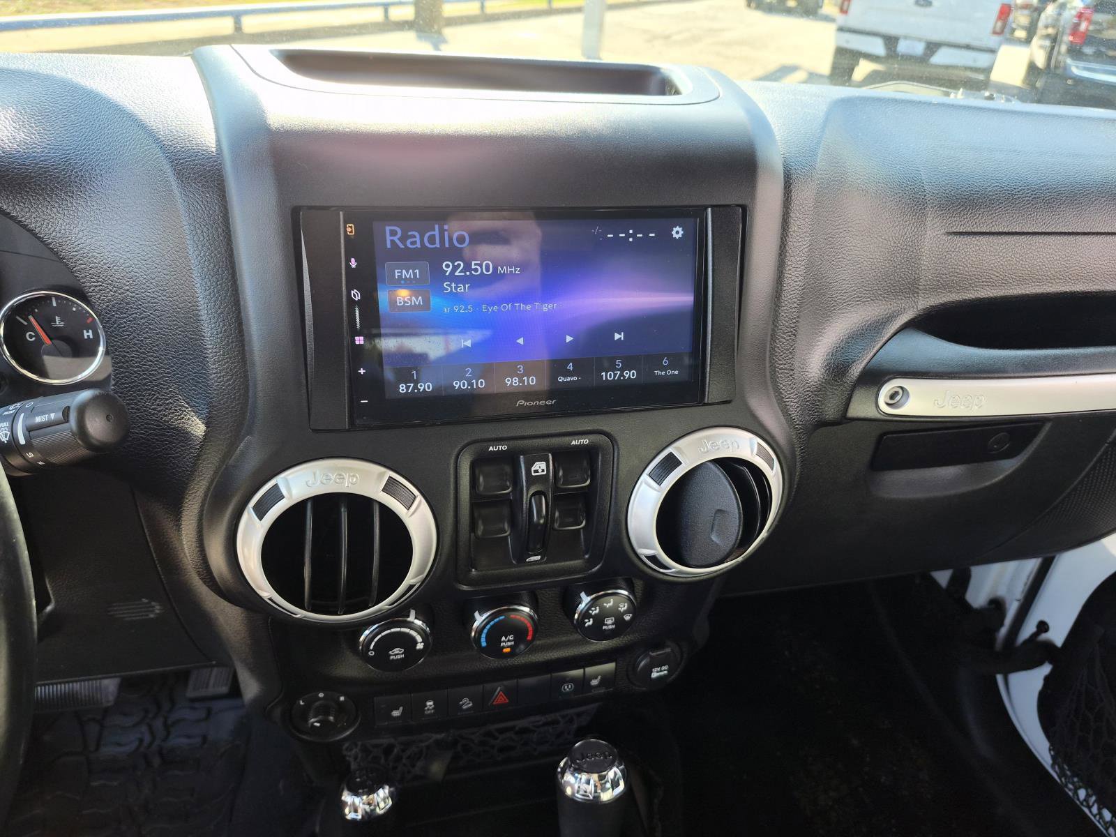 Used 2016 Jeep Wrangler Unlimited Sahara w/ Connectivity Group AWD/4WD image 16