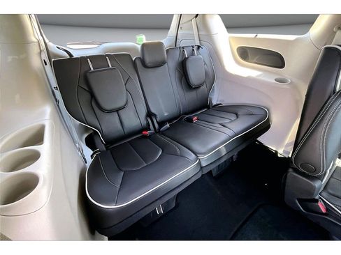 Certified 2023 Chrysler Pacifica Limited AWD/4WD image 33