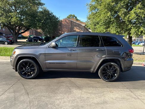 Used 2017 Jeep Grand Cherokee Altitude AWD/4WD image 8