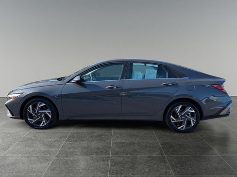 Used 2025 Hyundai Elantra SEL FWD image 5
