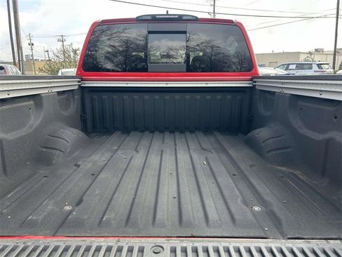 Used 2024 Nissan Titan SV w/ SV Convenience Package image 8