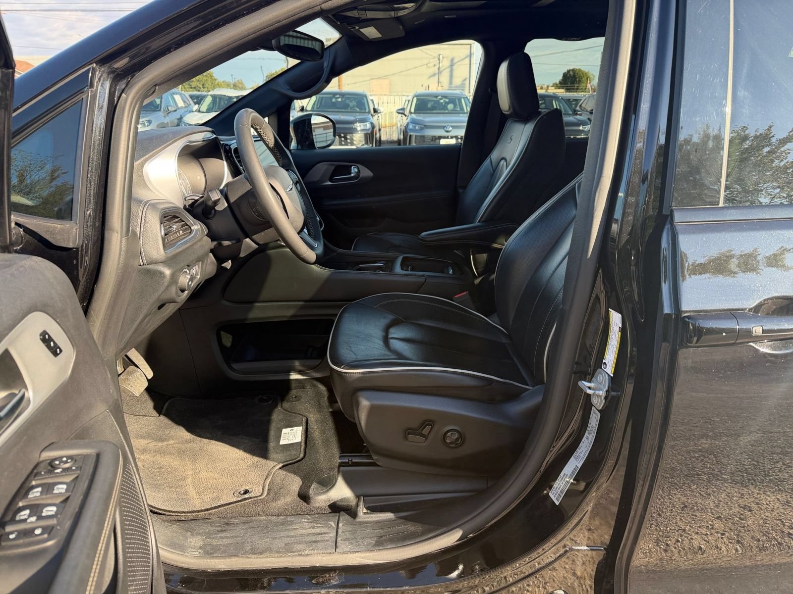 Used 2025 Chrysler Pacifica Limited FWD image 29