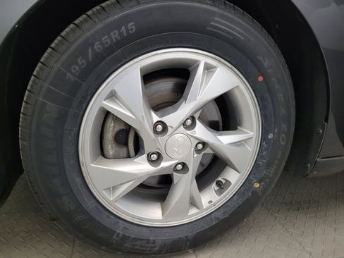 Used 2021 Hyundai Elantra SE FWD image 31