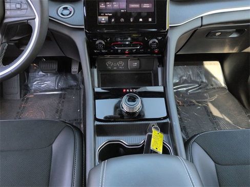 Certified 2024 Jeep Grand Cherokee Altitude image 18