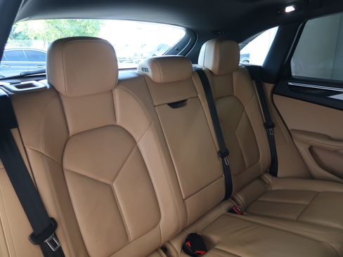 Used 2018 Porsche Macan AWD/4WD image 32
