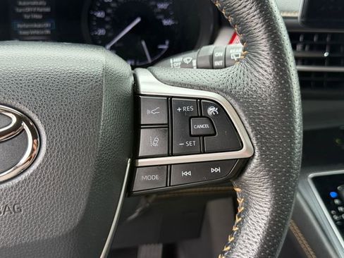 Used 2022 Toyota Sienna XLE Woodland Edition AWD/4WD image 17