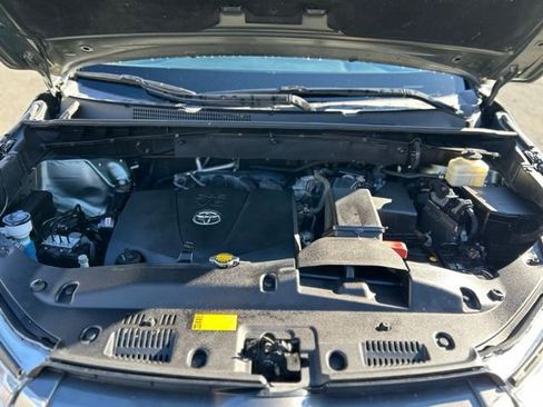 Used 2017 Toyota Highlander XLE image 11