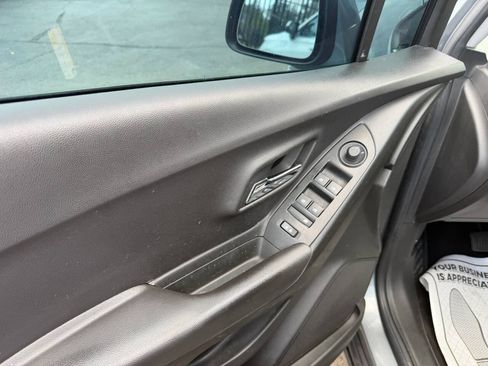 Used 2019 Chevrolet Trax LT w/ LT Convenience Package FWD image 9
