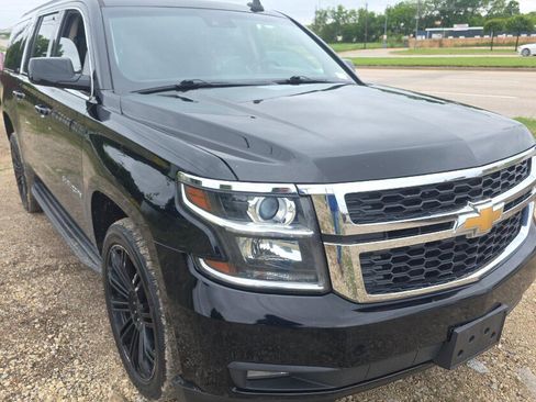Used 2018 Chevrolet Suburban LT image 2
