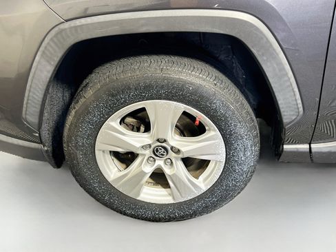 Used 2019 Toyota RAV4 XLE w/ Convenience Package FWD image 13