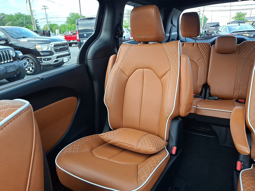 Used 2025 Chrysler Pacifica Pinnacle FWD image 12
