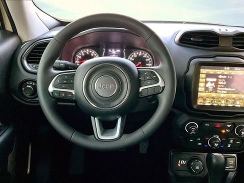 Used 2023 Jeep Renegade Latitude AWD/4WD image 5