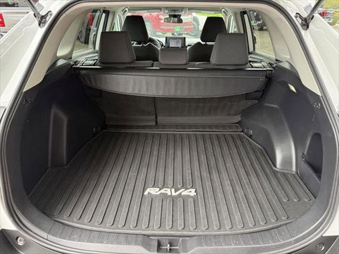 Certified 2022 Toyota RAV4 LE AWD/4WD image 15