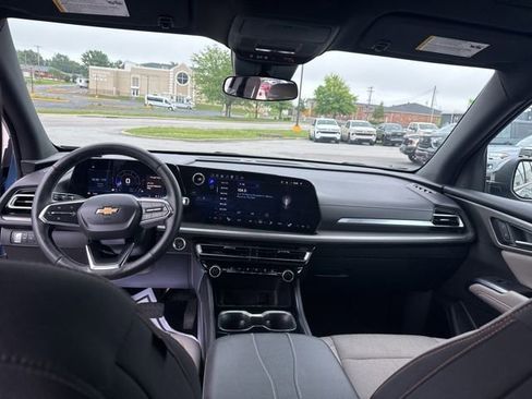 Used 2025 Chevrolet Traverse LT FWD image 32