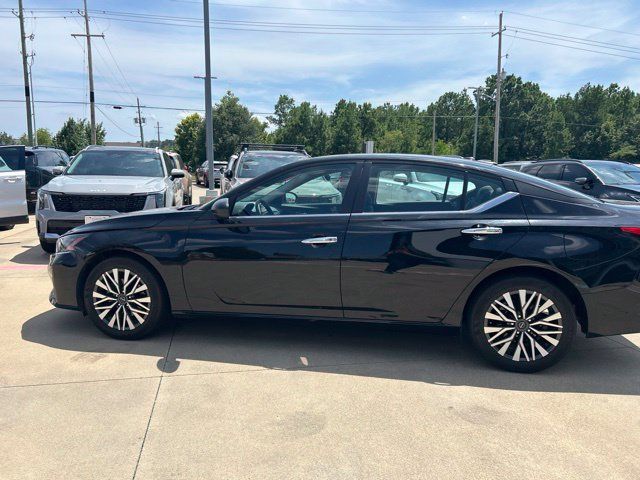 Used 2025 Nissan Altima 2.5 SV FWD image 5