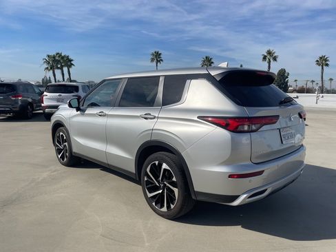 Used 2024 Mitsubishi Outlander SE Black Edition image 4