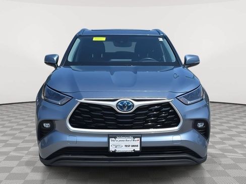 Used 2021 Toyota Highlander XLE AWD/4WD image 2