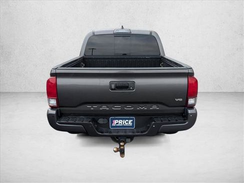 Used 2017 Toyota Tacoma TRD Off-Road image 6