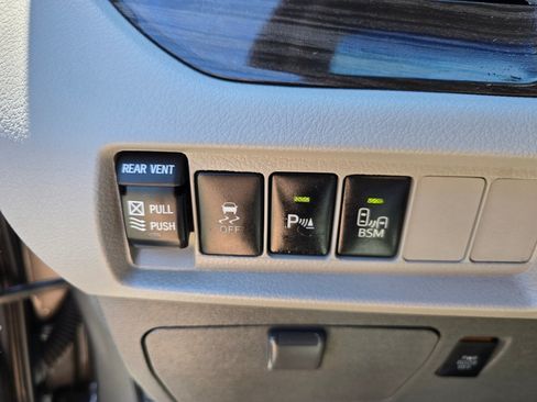 Used 2017 Toyota Sienna XLE Premium FWD image 39