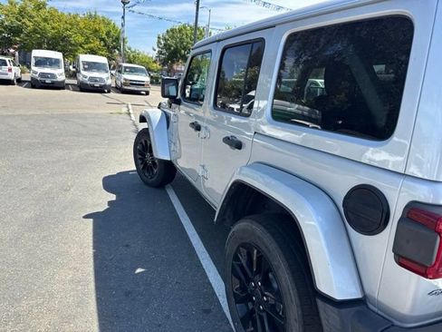 Used 2024 Jeep Wrangler Unlimited Sahara AWD/4WD image 4