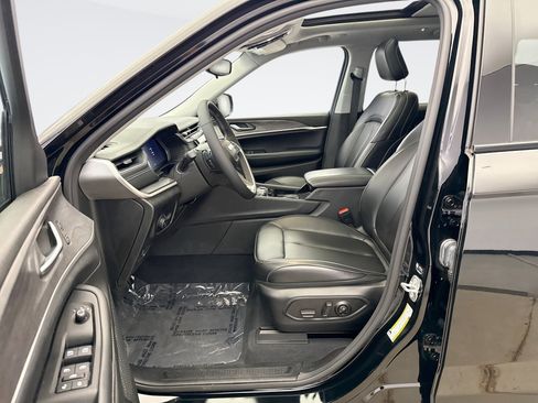Used 2023 Jeep Grand Cherokee Limited AWD/4WD image 10