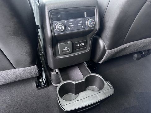 Used 2022 GMC Acadia SLT w/ Elevation Edition image 21