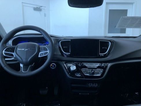 Used 2025 Chrysler Pacifica Select image 17