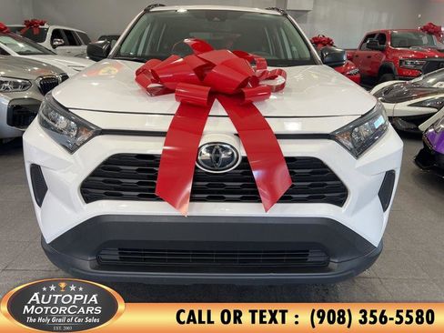 Used 2021 Toyota RAV4 LE image 8