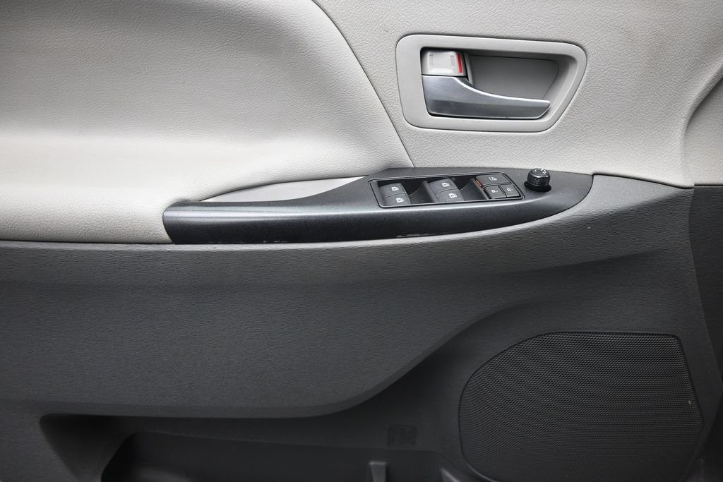 Used 2019 Toyota Sienna LE w/ Carpet Mat Package FWD image 17