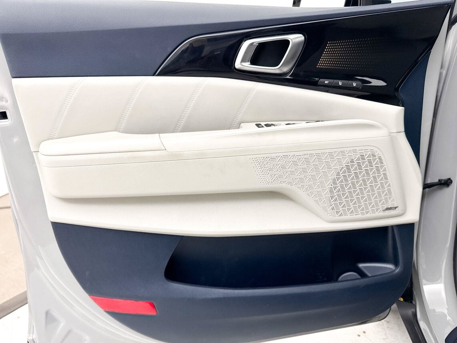Certified 2025 Kia Carnival SX Prestige FWD image 33