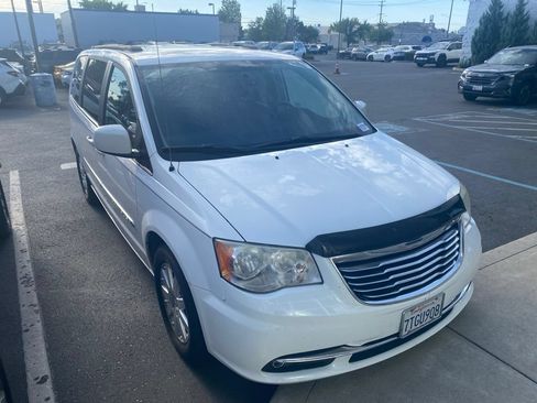 Used 2014 Chrysler Town & Country Touring FWD image 5