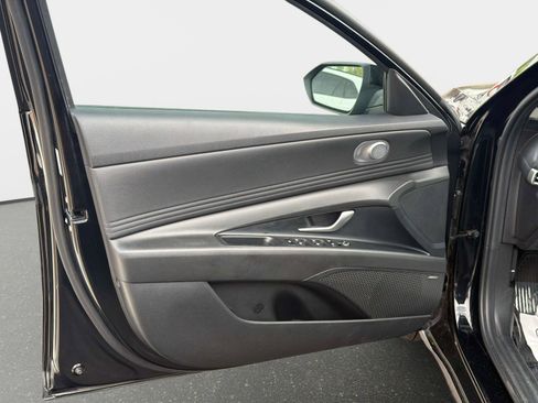 Used 2023 Hyundai Elantra Limited FWD image 17