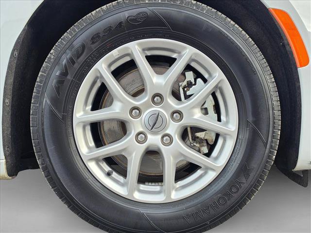Used 2024 Chrysler Pacifica Touring-L FWD image 9