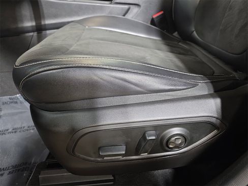 Used 2023 Jeep Grand Cherokee L Laredo image 28