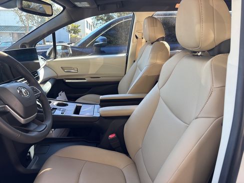 Used 2024 Toyota Sienna XLE image 7