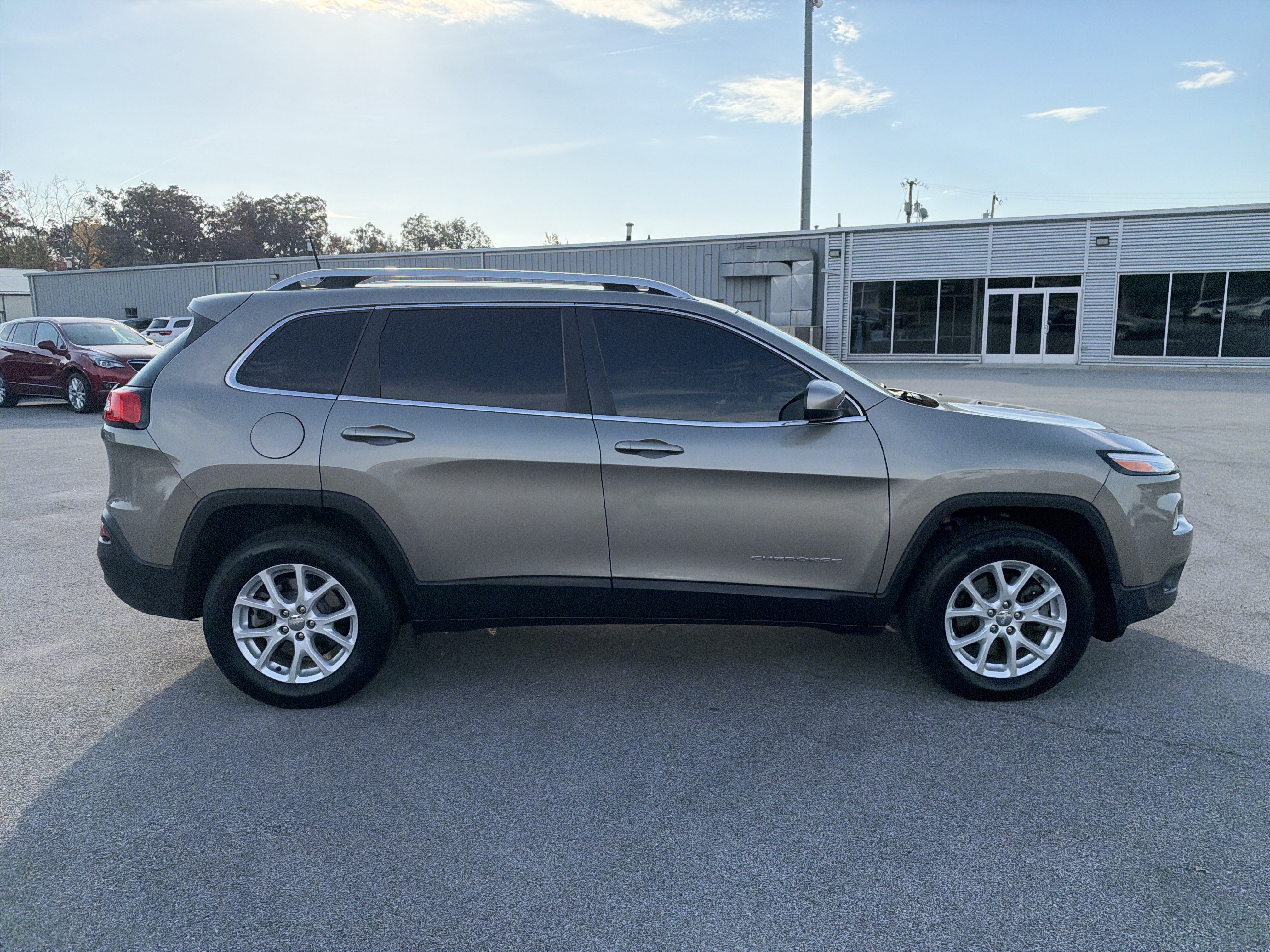 Used 2017 Jeep Cherokee Latitude w/ Cold Weather Group AWD/4WD image 7