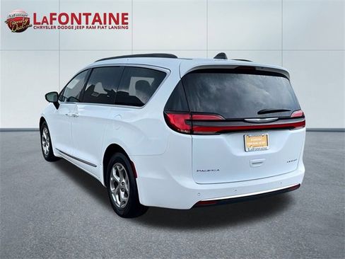 Used 2023 Chrysler Pacifica Limited image 5