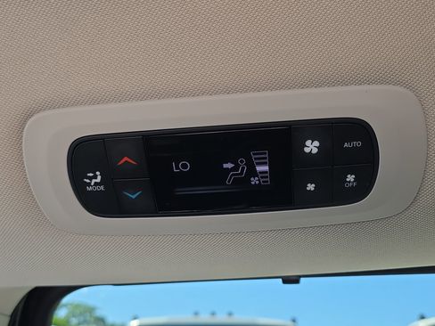 Used 2023 Chrysler Pacifica Touring-L FWD image 20