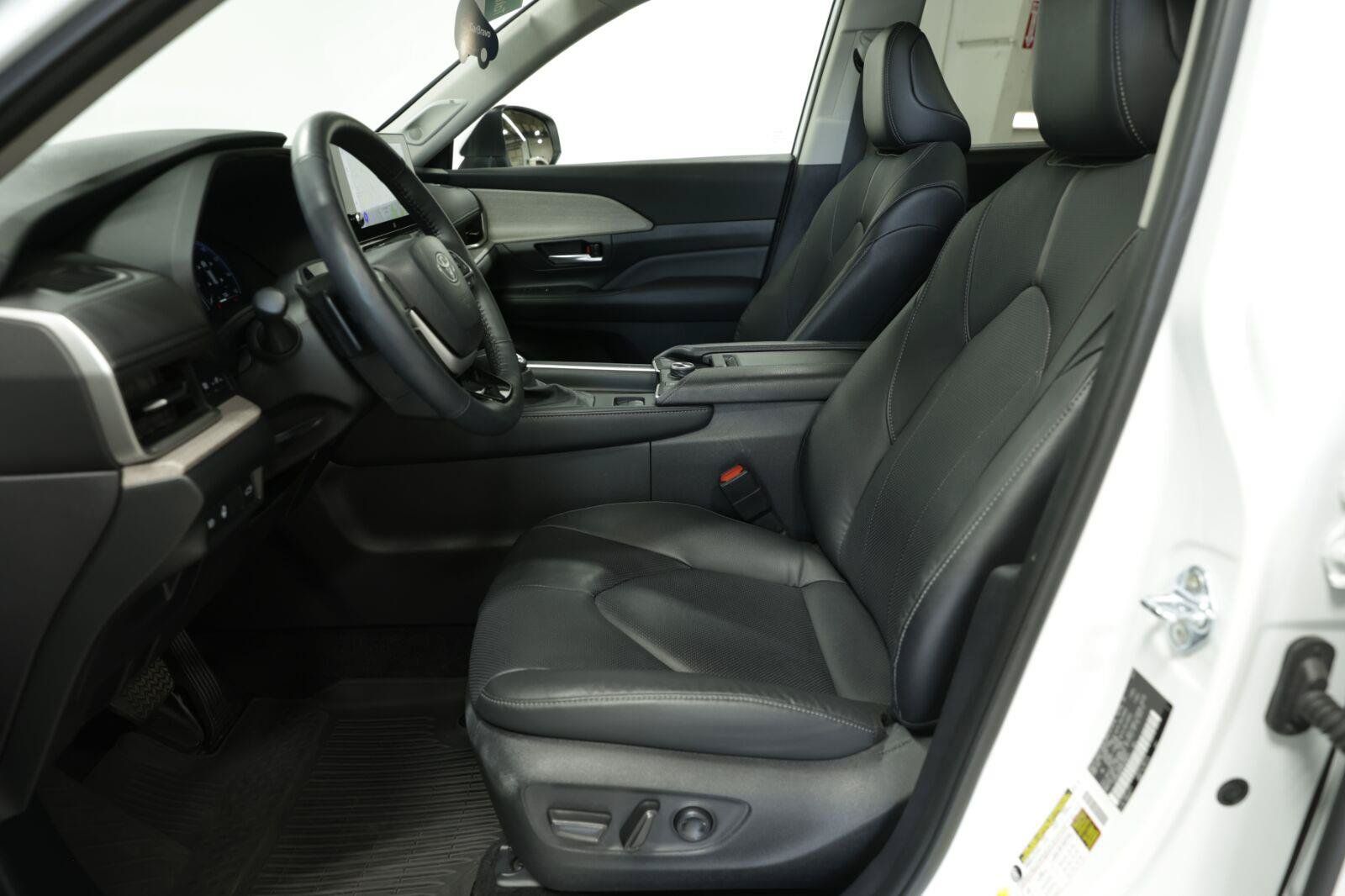 Used 2025 Toyota Grand Highlander AWD image 36