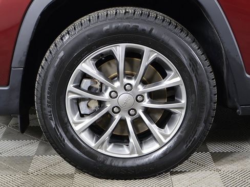 Used 2019 Jeep Cherokee Latitude Plus w/ Cold Weather Group image 18