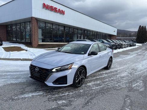 Used 2025 Nissan Altima 2.5 SR image 1