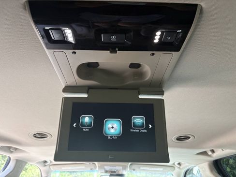 Used 2017 Chevrolet Suburban Premier RWD image 29