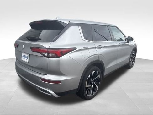 Used 2022 Mitsubishi Outlander SE image 2