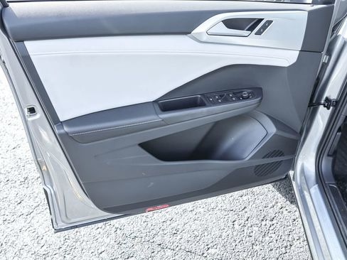 New 2025 Volkswagen Taos SE image 32