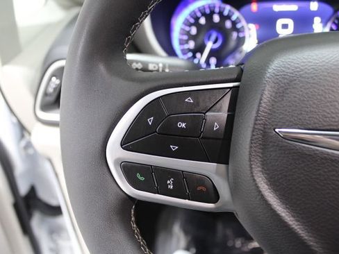 Used 2024 Chrysler Pacifica Touring-L FWD image 35