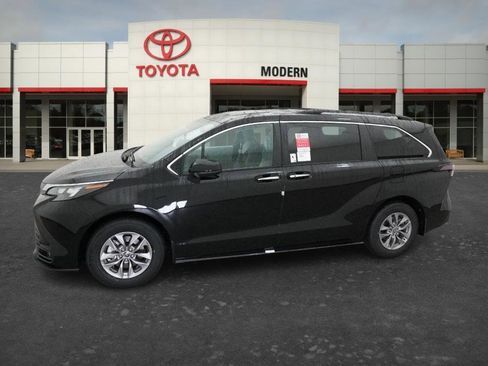 New 2026 Toyota Sienna XLE image 2